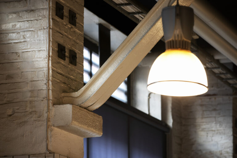 Takbjälke och stor lampa i industristil.