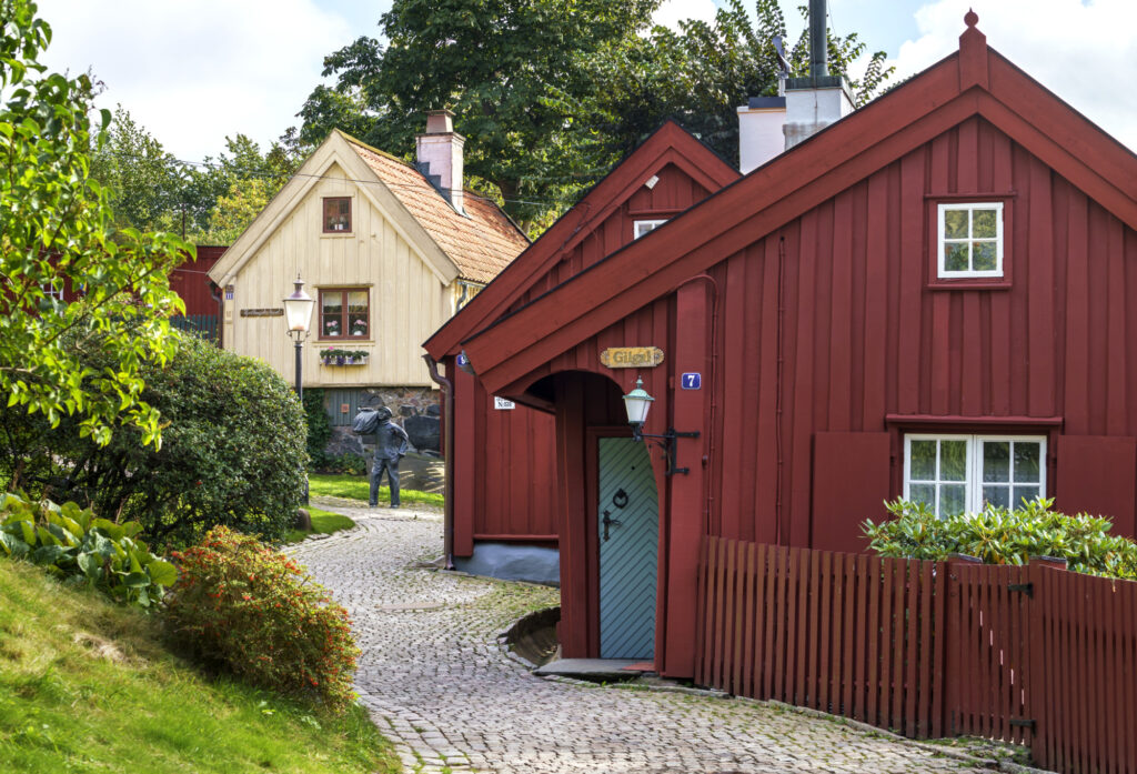 Smal gata med gatsten och låga timrade trähus.