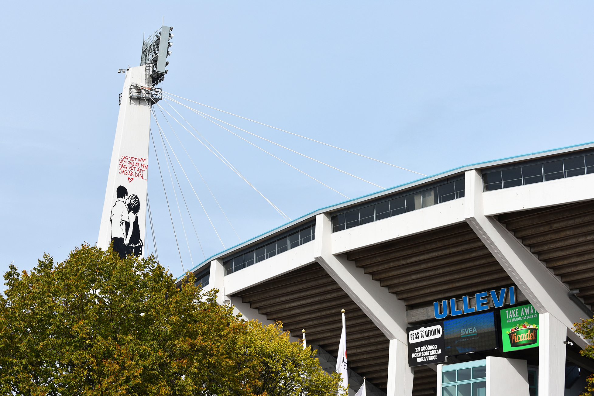 Inzoomad bild av tak och pylon på arenan Ullevi.